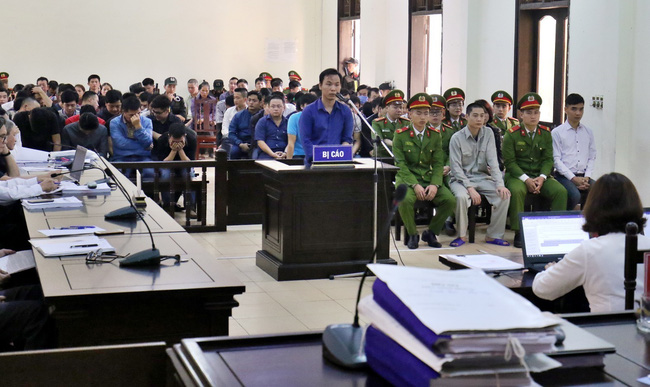 Trong phiên toà xét xử bị cáo có được vắng mặt không?