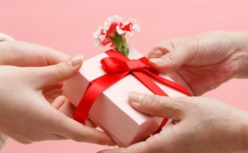 Có bắt buộc phải tặng quà 8/3
